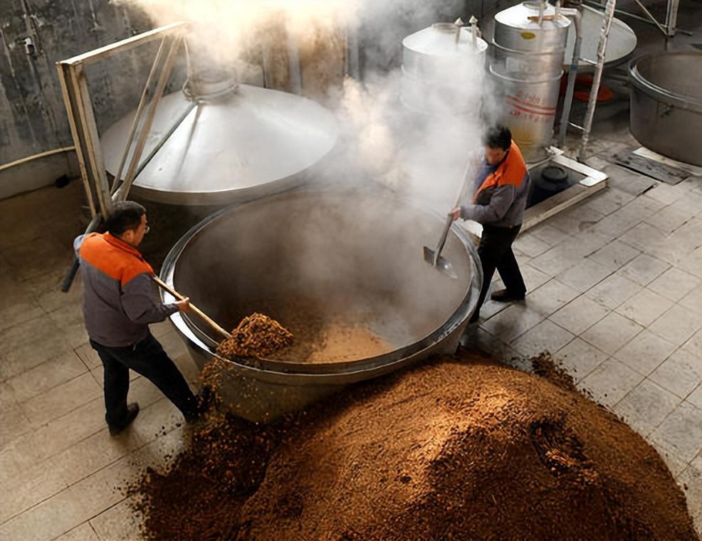 100斤高粱能釀多少酒?一瓶酒能有多少利潤,62歲釀酒師說出實(shí)情